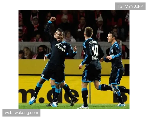 球员动态：沙尔克04年轻后腰因转换中多次鲁莽犯规，加练一对一防守课程